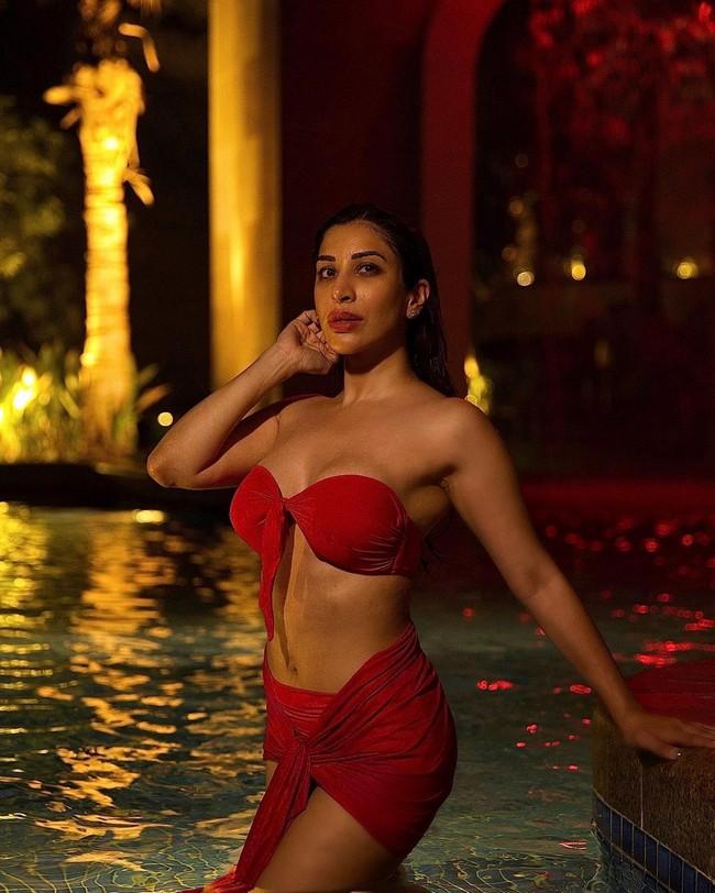 Sophie Choudry 16