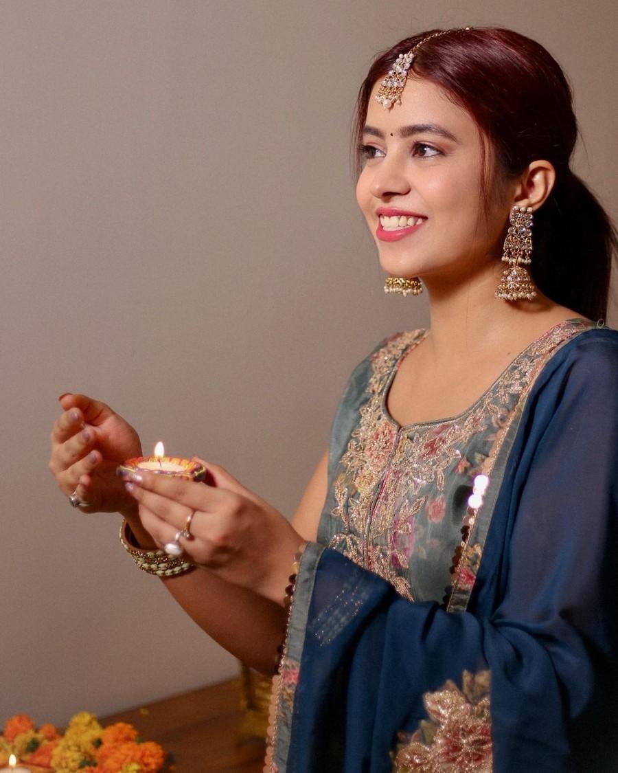 Shobhita Rana 13