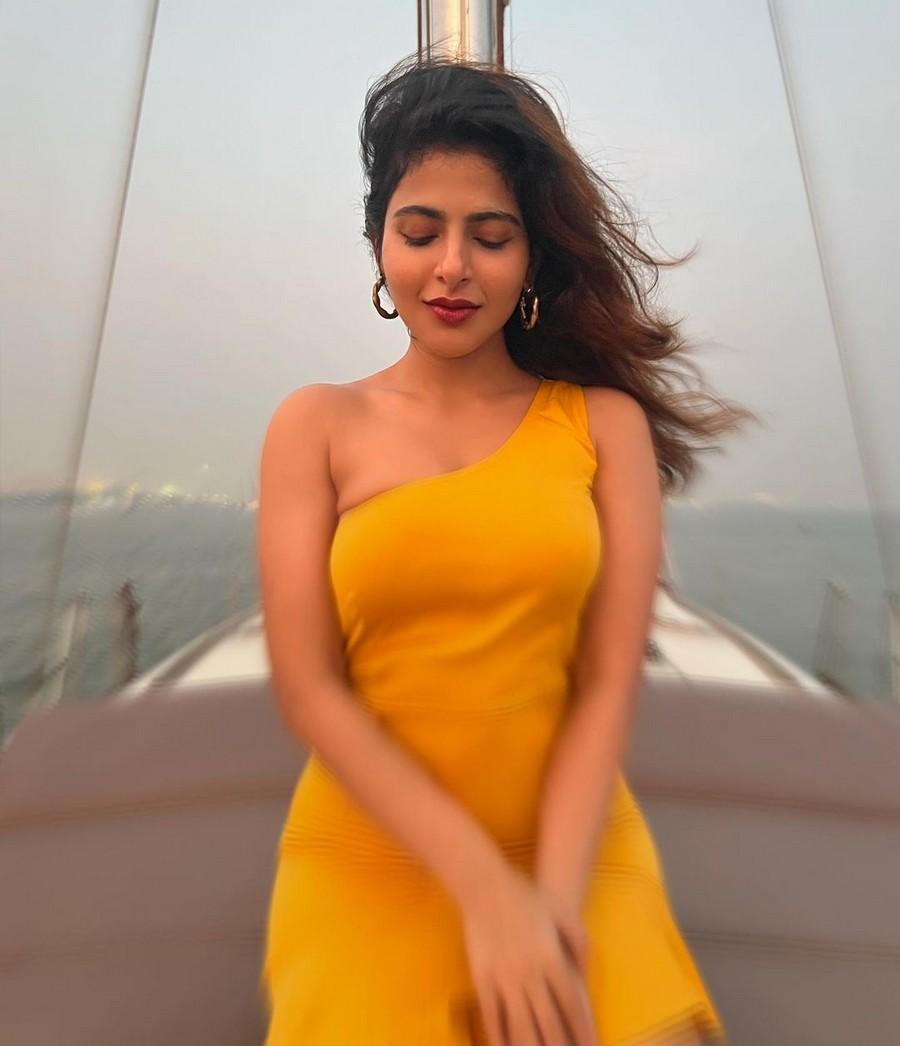 ISWARYA MENON 4