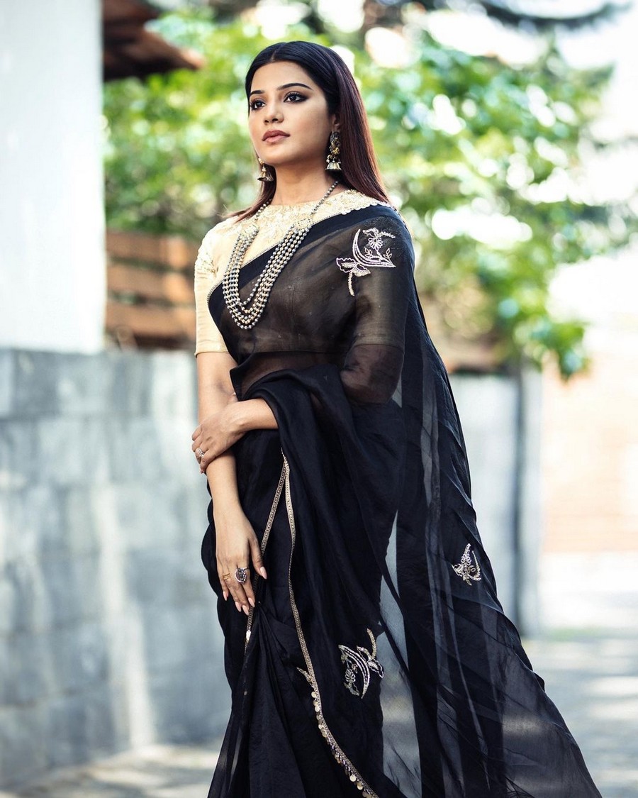 Aathmika Looking Beautiful in Saree | Telugu Rajyam Photos