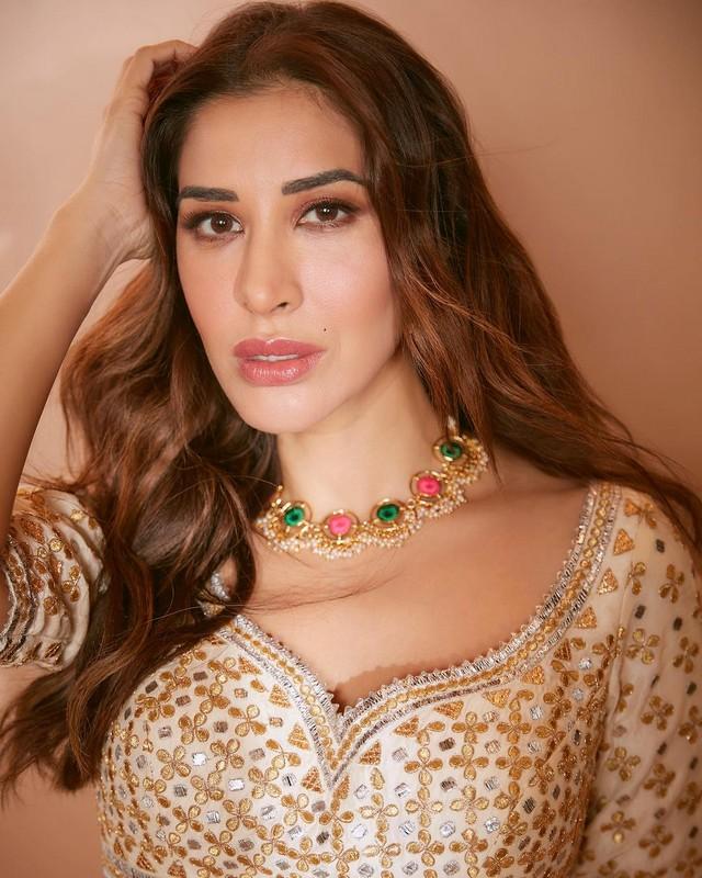 Sophie Choudry 8