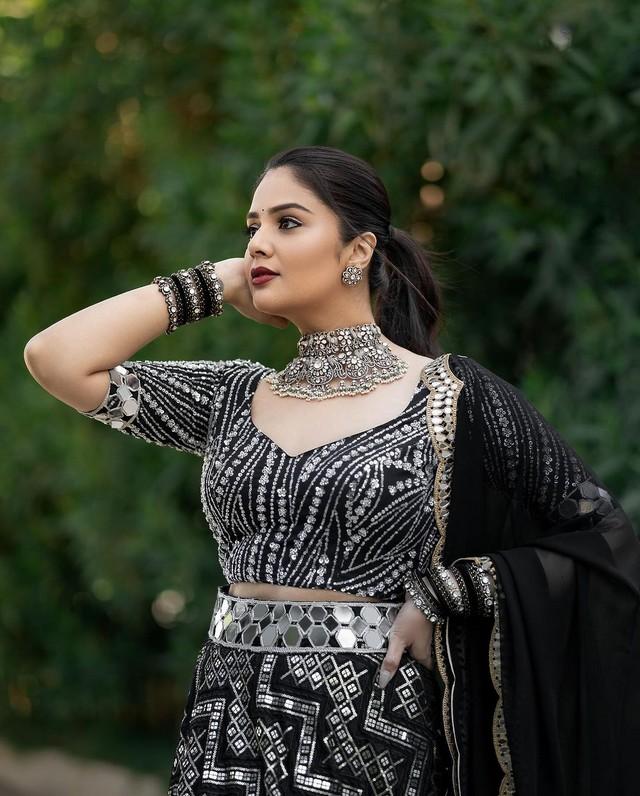 Anchor Sreemukhi Latest Photoshoot in Black Dress | Telugu Rajyam Photos