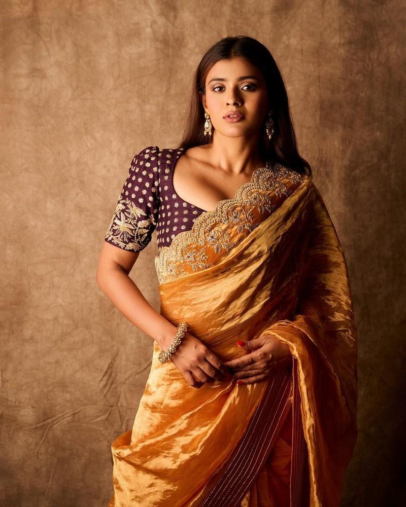 Hebah Patel 13