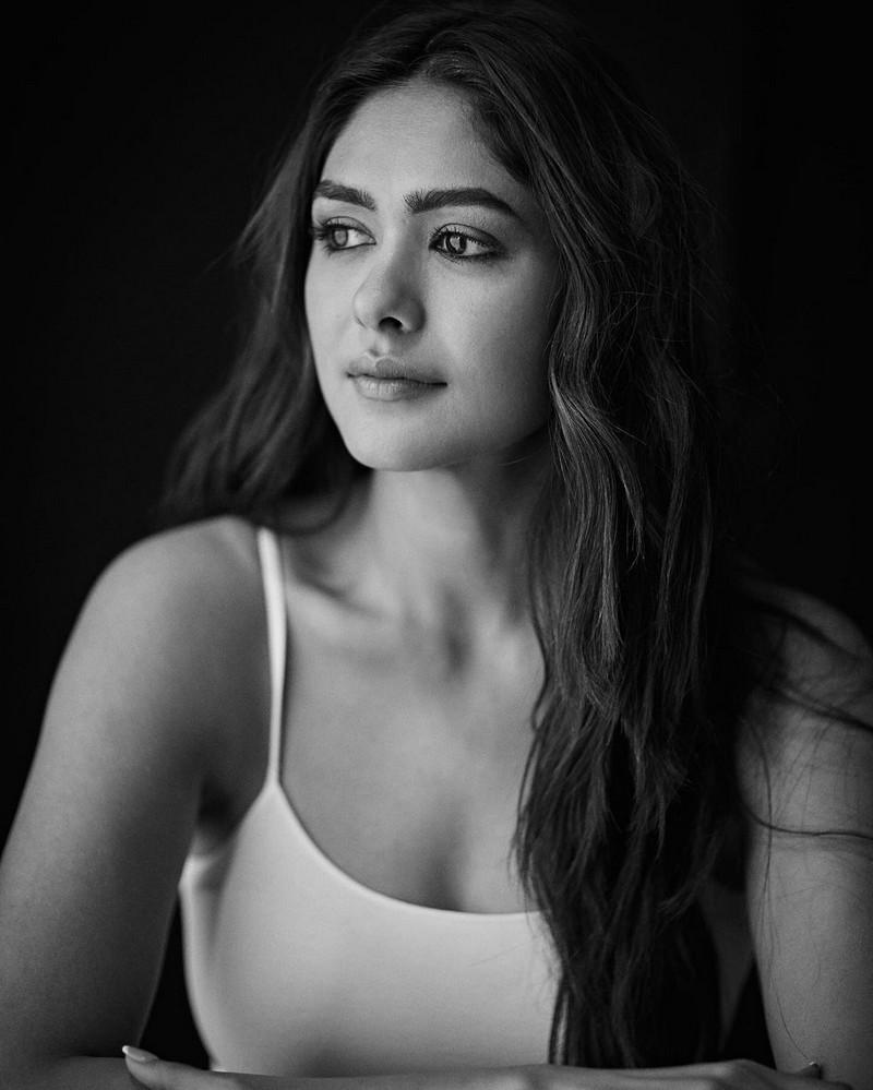 Mrunal Thakur 10