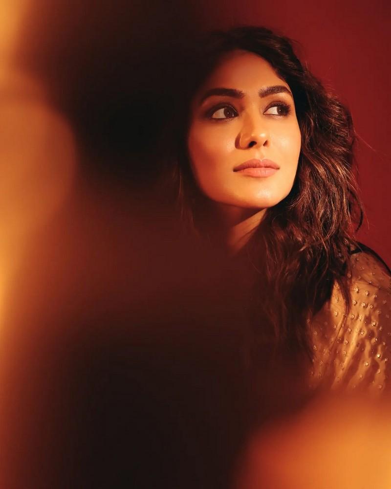 Mrunal Thakur 3