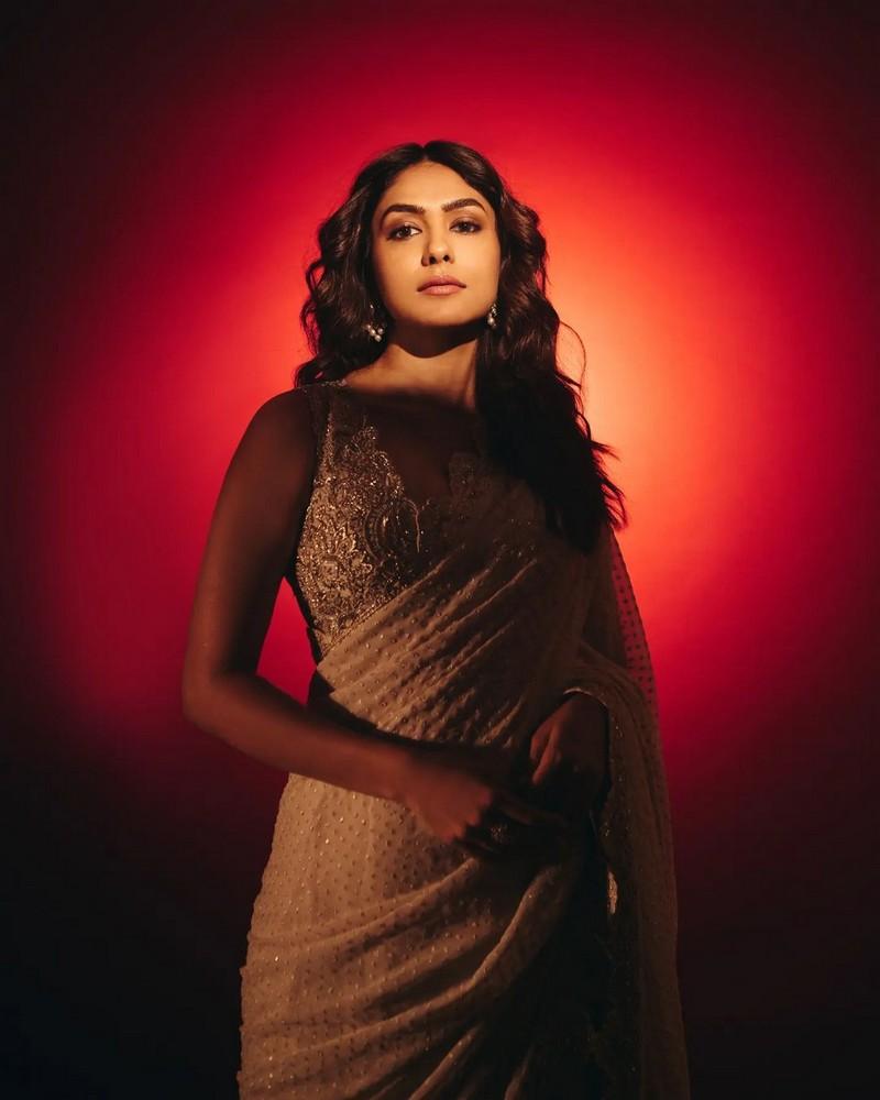 Mrunal Thakur 7