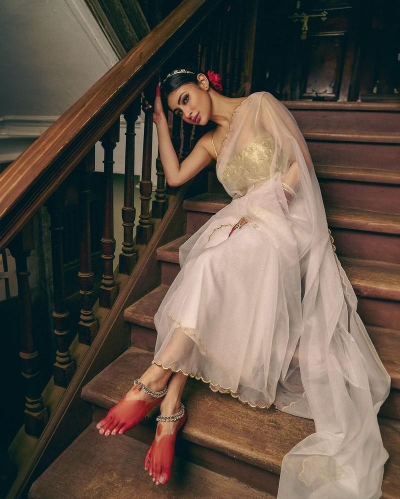 Mouni Roy 4