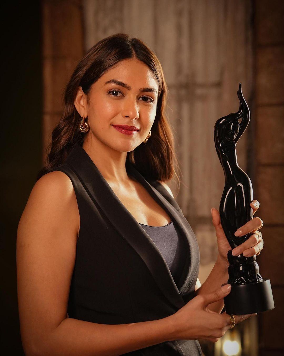 Mrunal Thakur 8