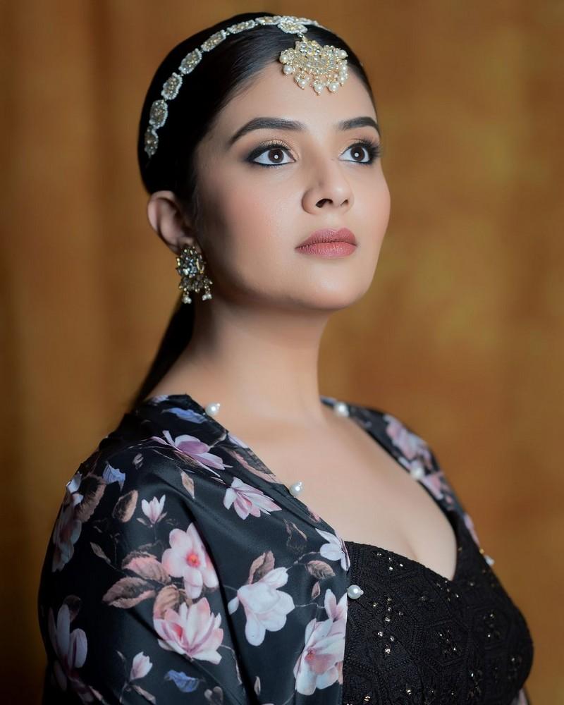 Sreemukhi 5