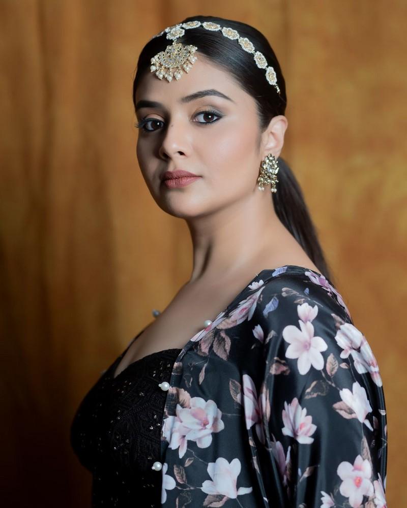 Sreemukhi 6