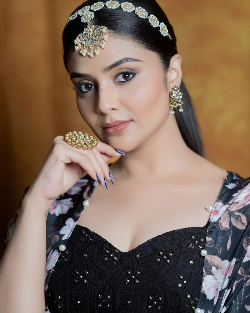 Sreemukhi 9