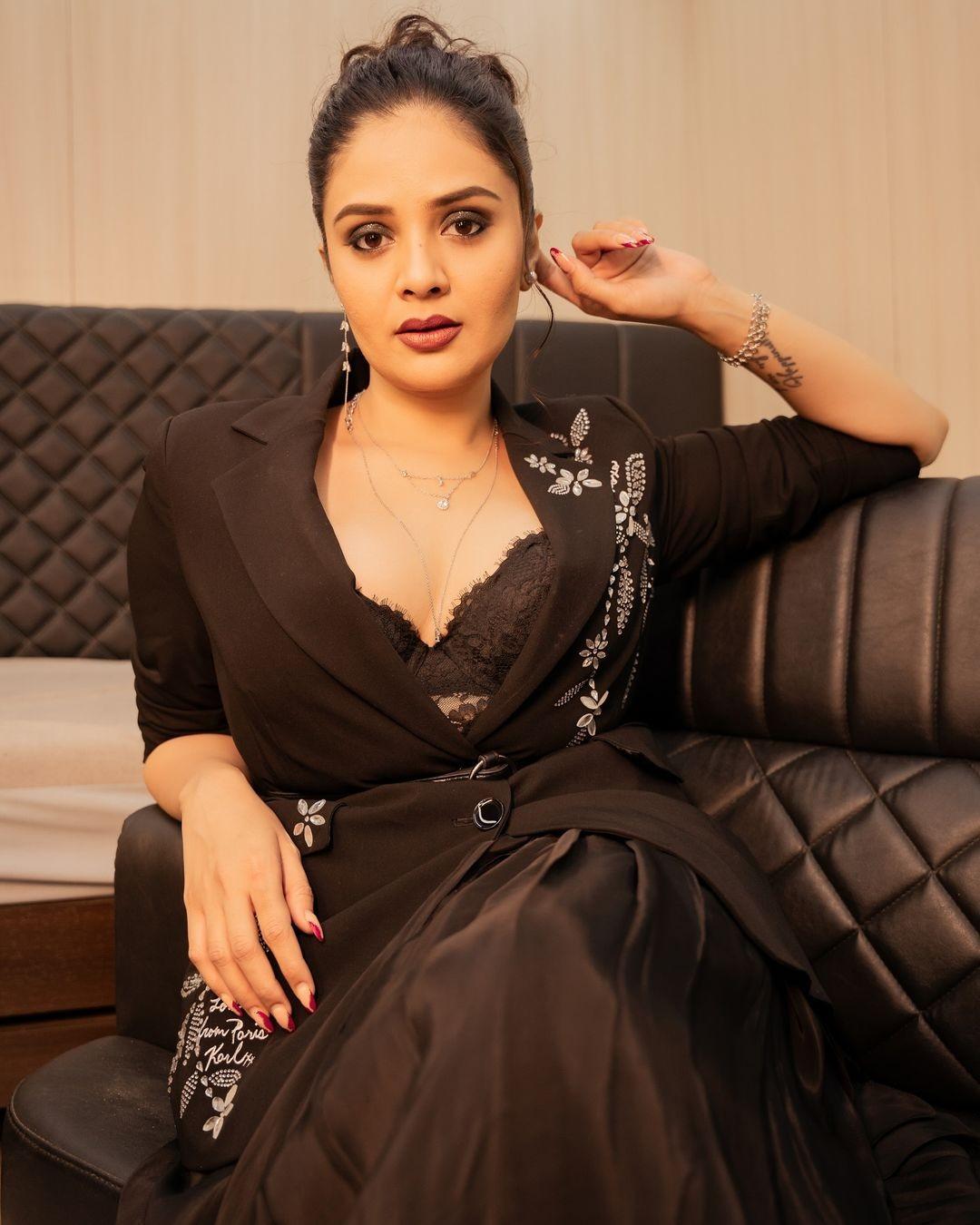 Sreemukhi 10