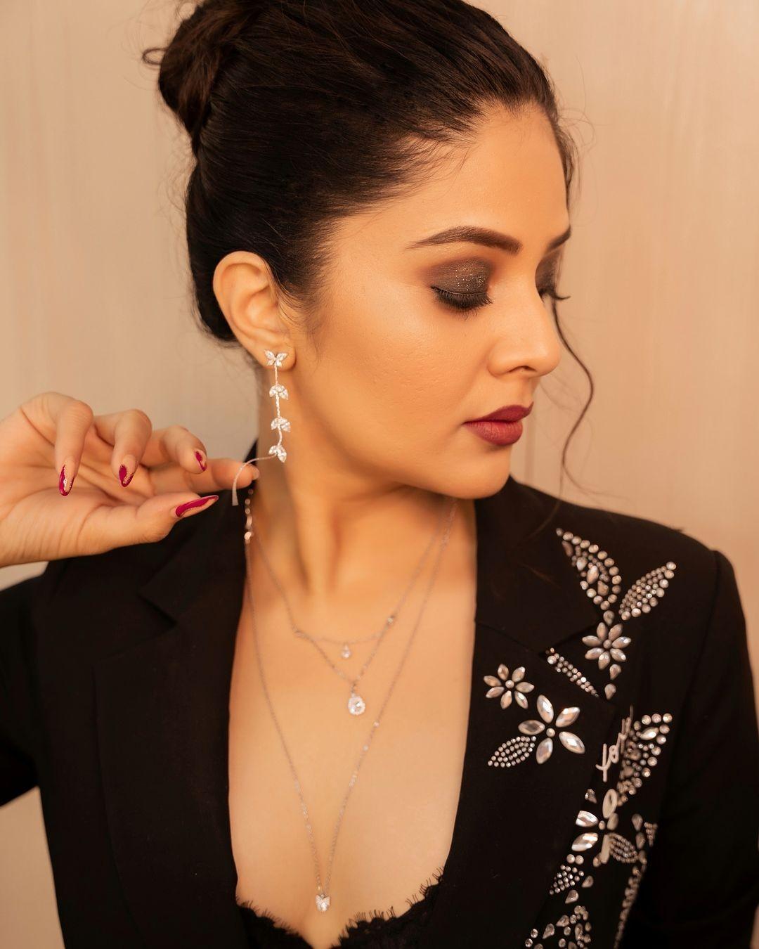 Sreemukhi 2