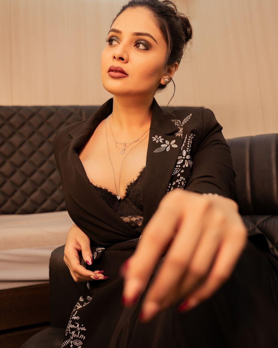 Sreemukhi 6