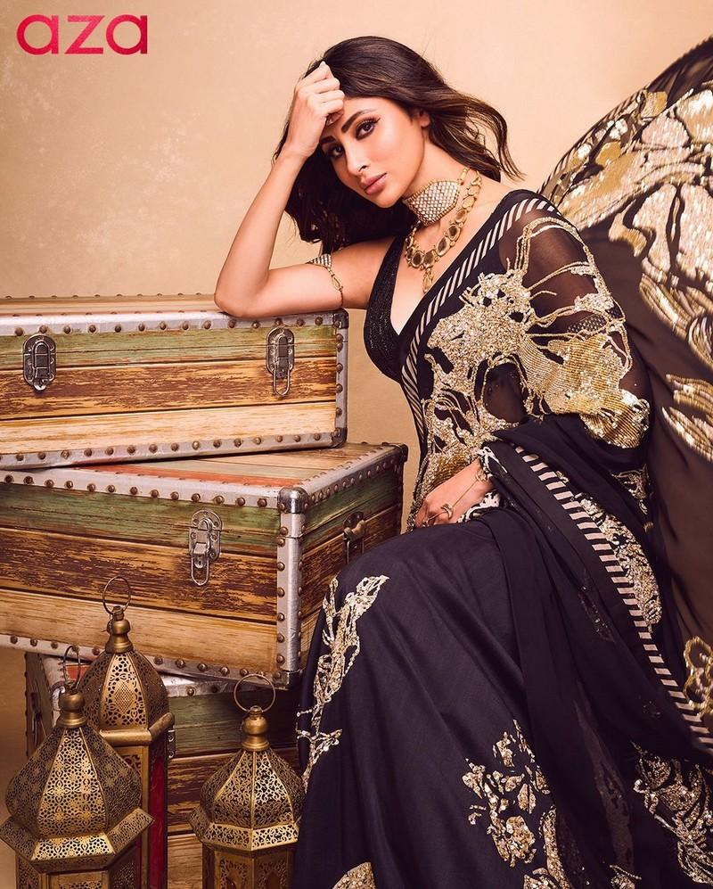 Mouni Roy 11