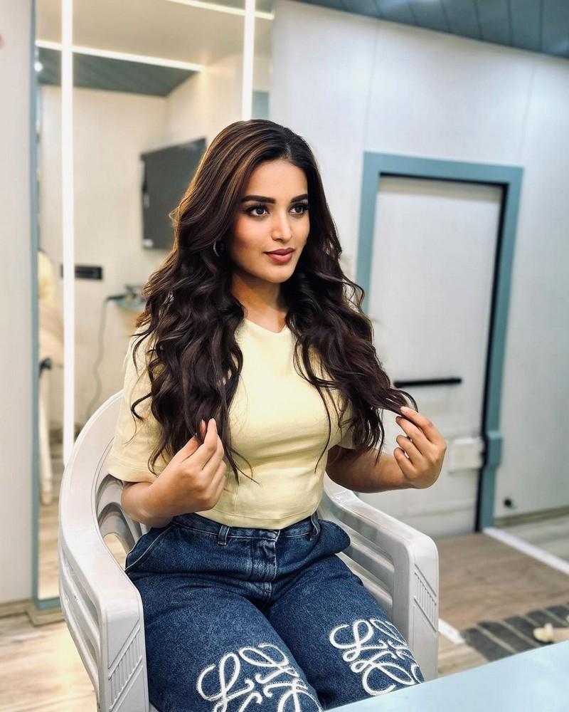 Nidhhi Agerwal 2