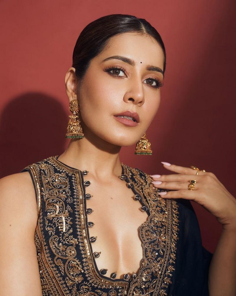 Raashii Khanna 11