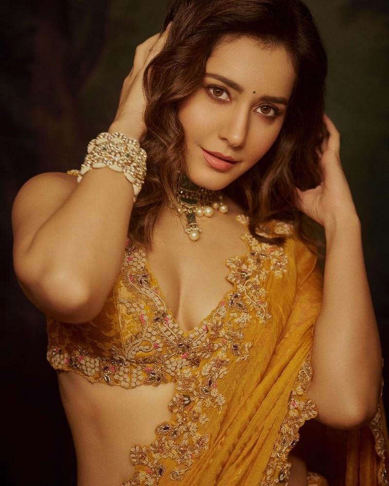 Raashii Khanna 10