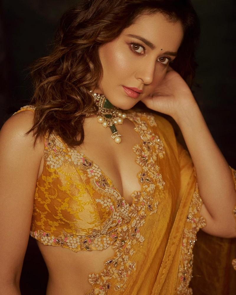 Raashii Khanna 2