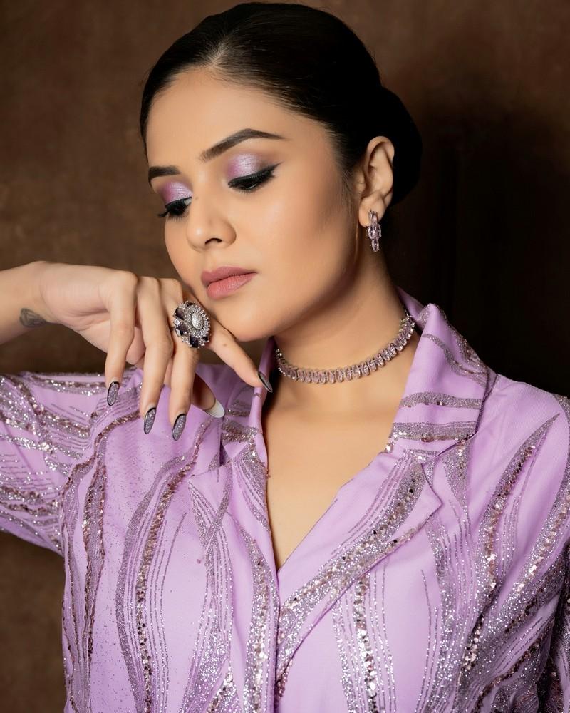 Sreemukhi 9