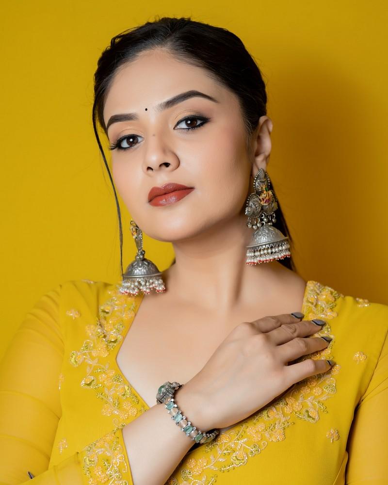 Sreemukhi 10