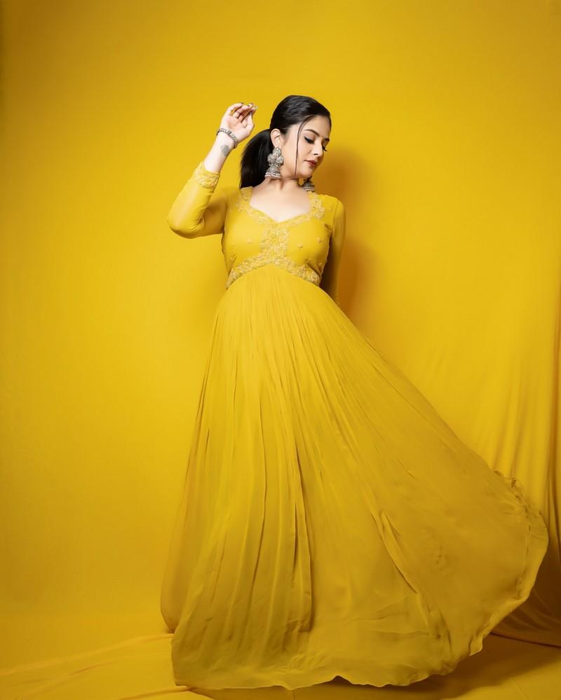 Sreemukhi 6