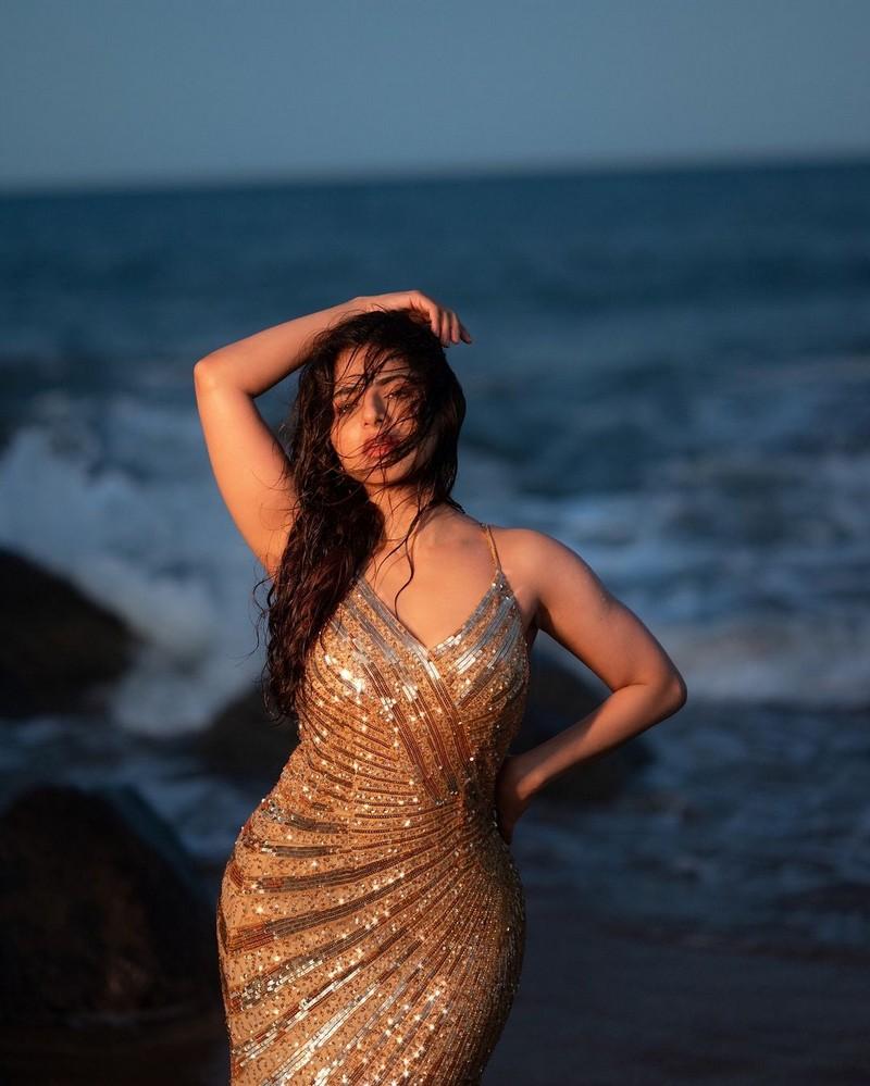 ISWARYA MENON 4