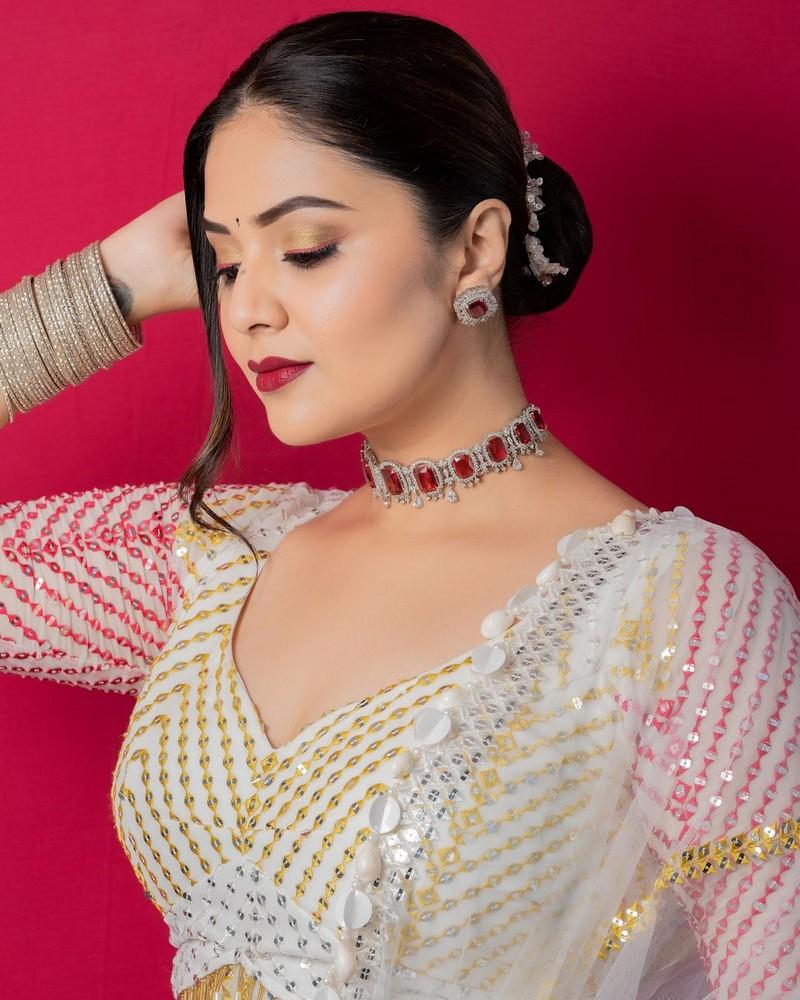 Sreemukhi 6