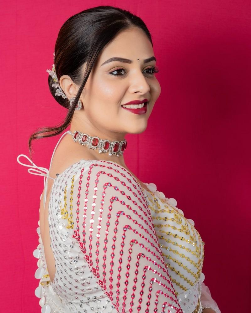 Sreemukhi 9