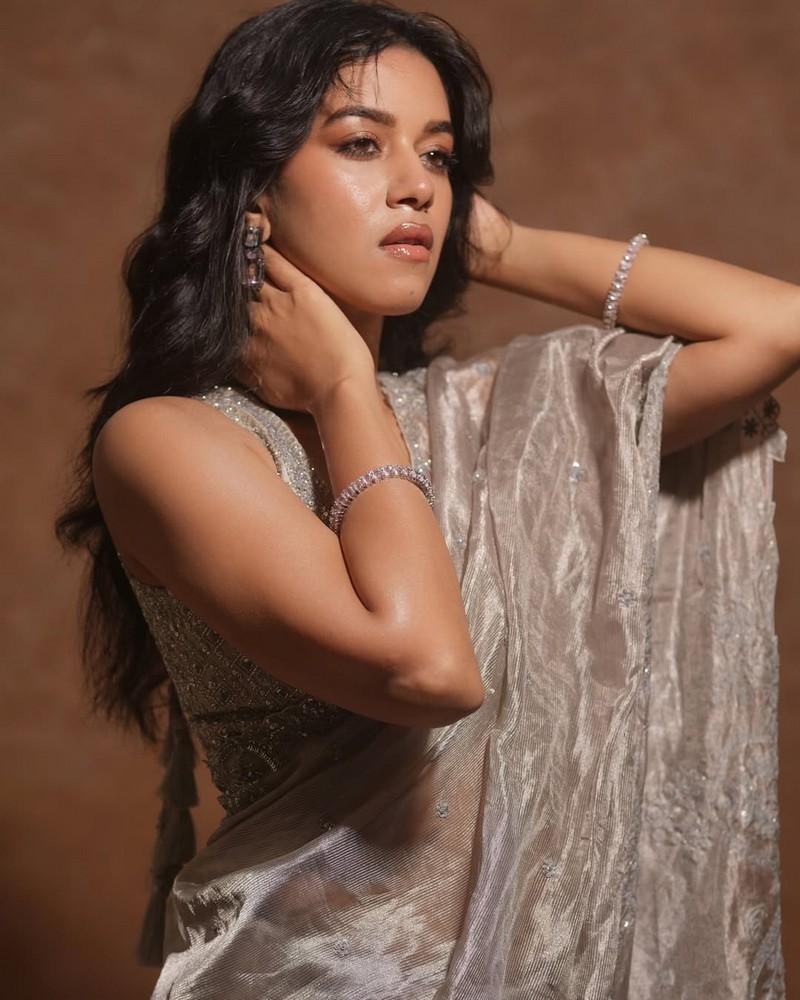 Mirnalini Ravi 11