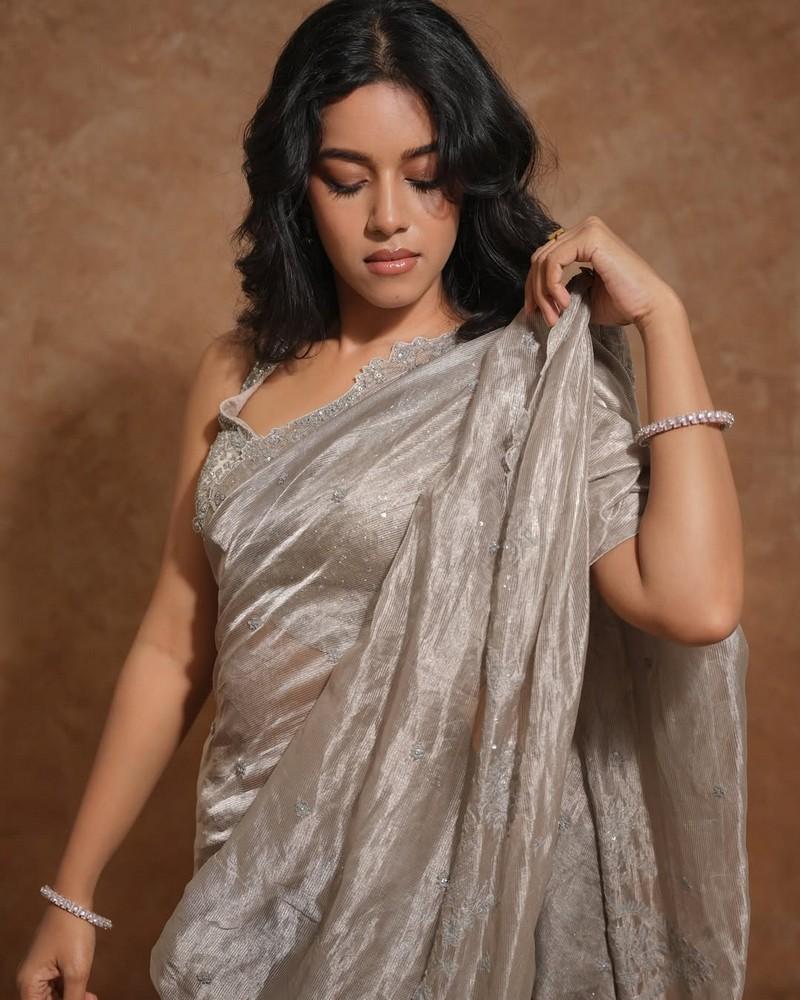 Mirnalini Ravi 6