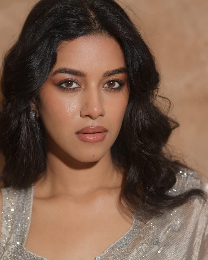 Mirnalini Ravi 8