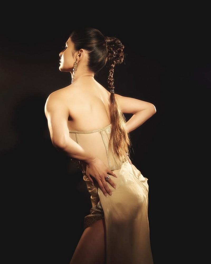 Mouni Roy 5