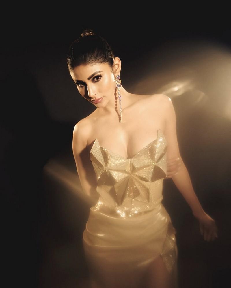 Mouni Roy 9