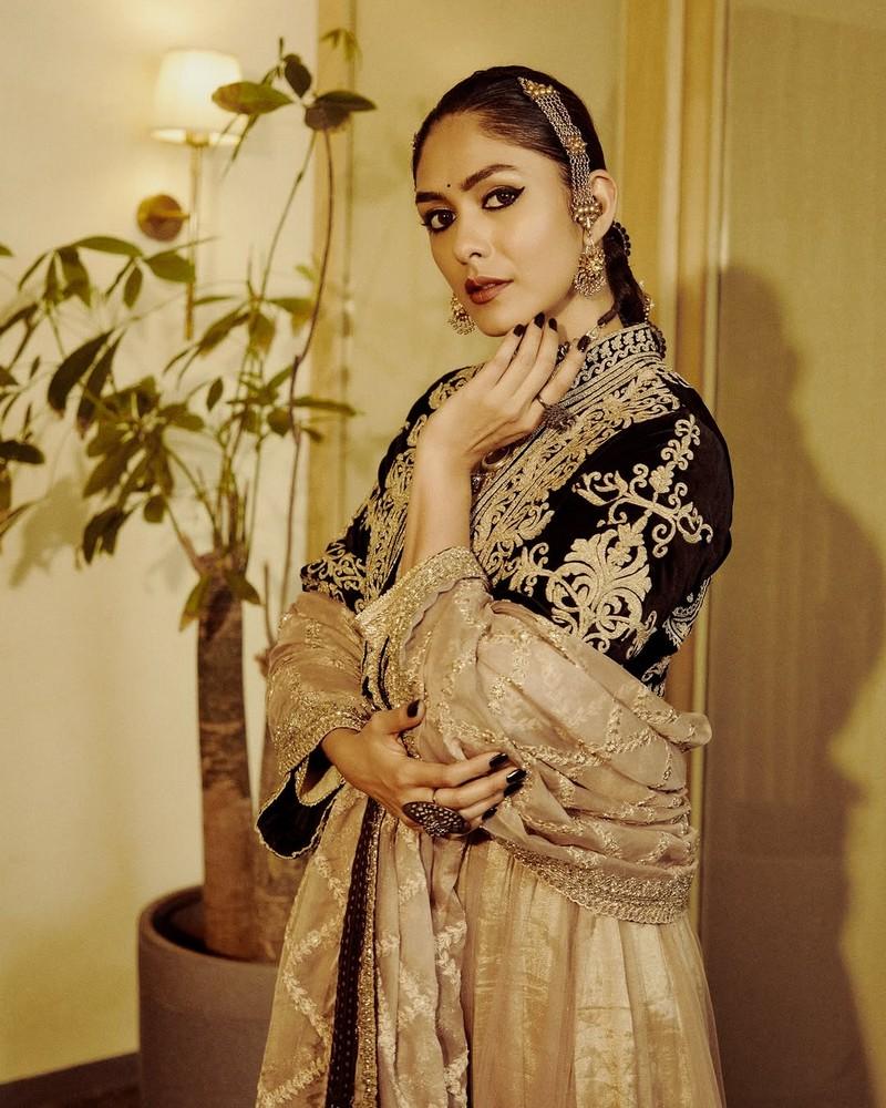 Mrunal Thakur 4