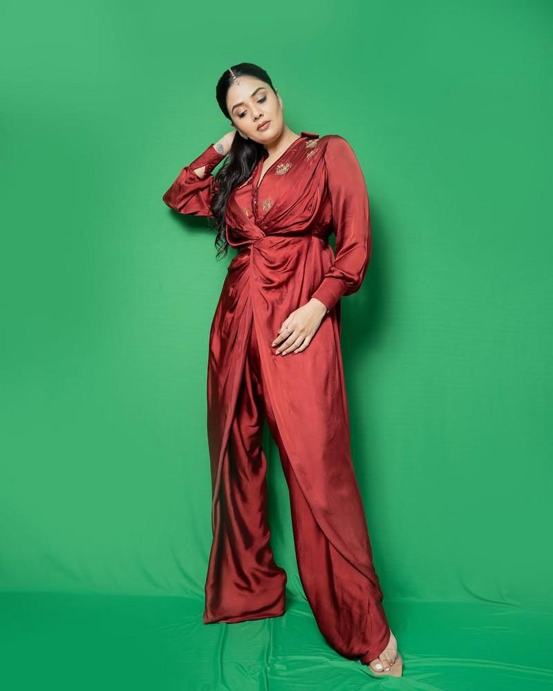 Sreemukhi 10