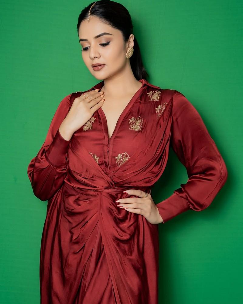 Sreemukhi 9
