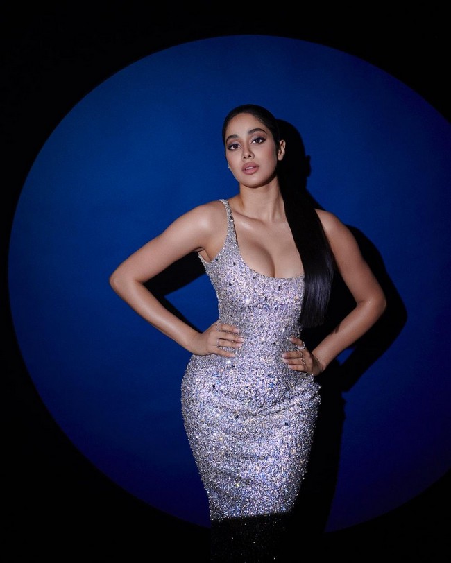 Janhvi Kapoor Hot Pics in Shiny Dress