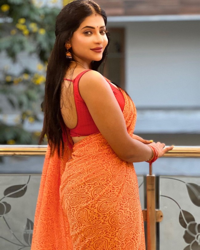Reshma Pasupuleti Looking Awesome in Saree