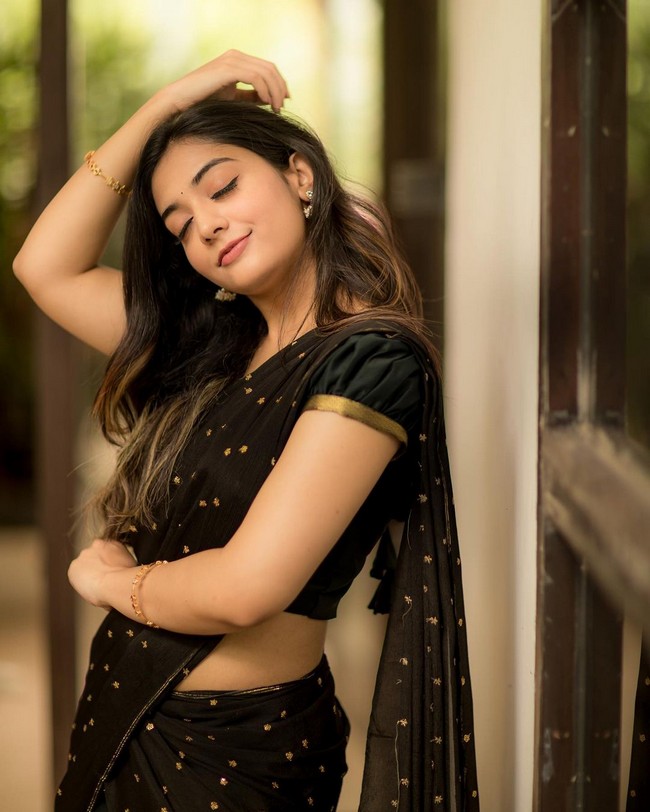 Athmika Sumithran Looks Cute in Black Saree