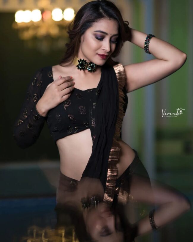 Bhanu Shree Looking Fabulous in Black Saree