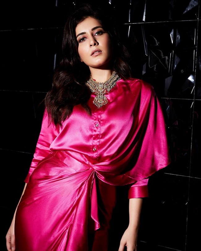 Raashii Khanna Glamorous Looks in Pink Dress