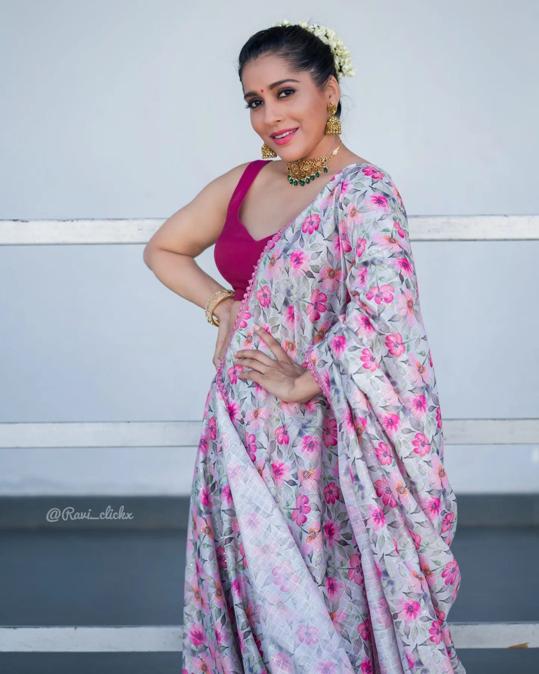 Rashmi Gautam Looks Glamorous in Floral Saree
