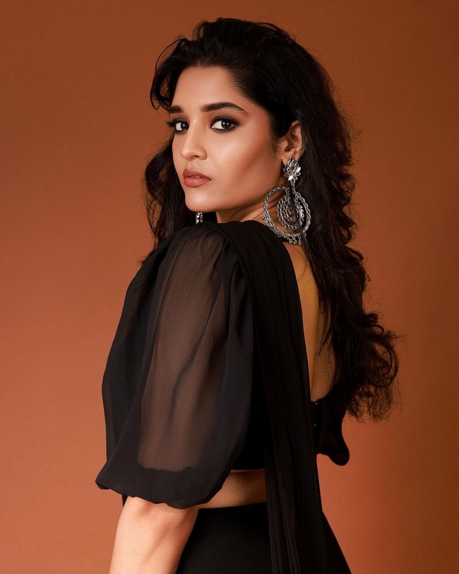 Ritika Singh Looks Mesmerising in Black Saree