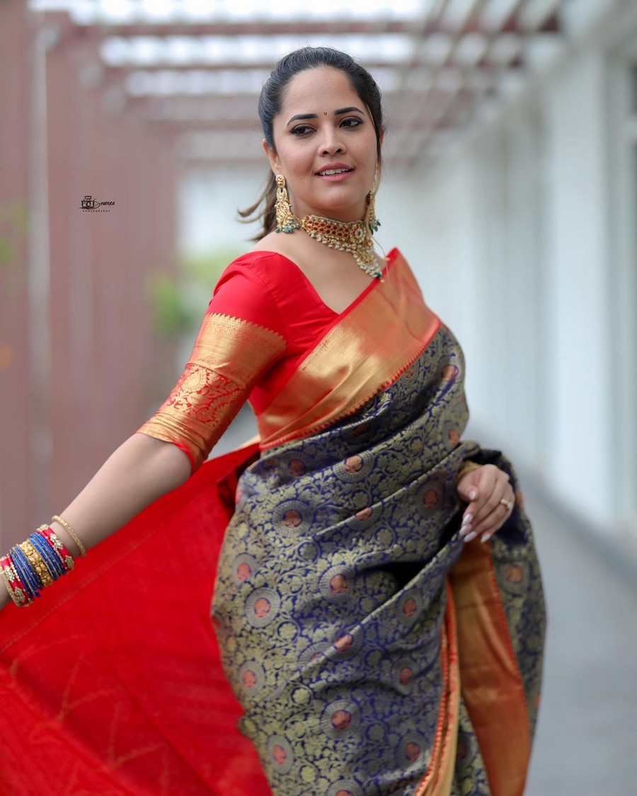 Anchor Anasuya Bharadwaj Looking Awesome in Silk Saree