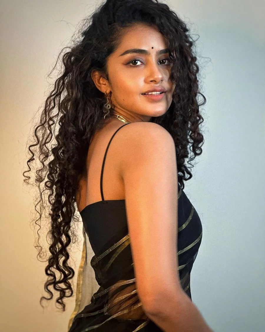 Anupama Parameswaran Looks Pretty in Black Saree