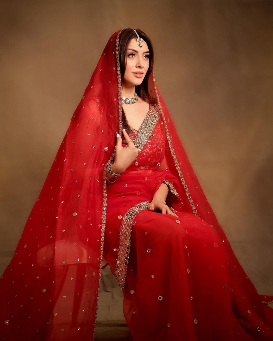 Hansika Motwani Looking Gorgeous in Red Saree