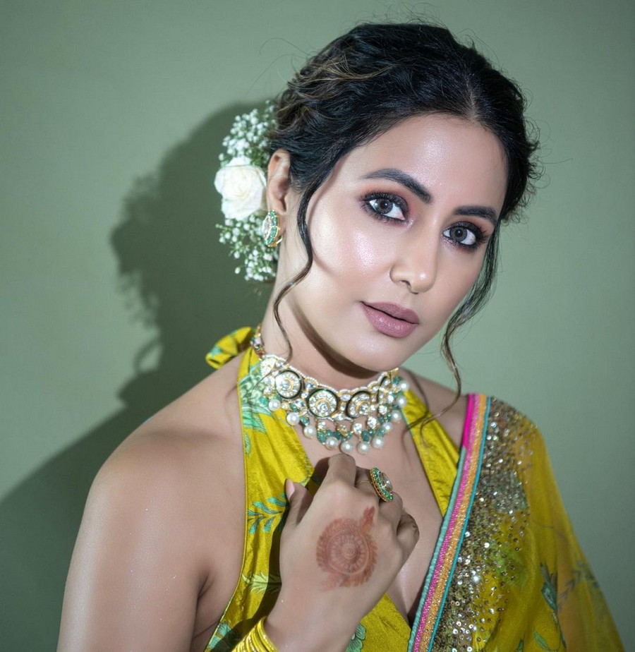 Hina Khan Looking Fabulous in Yellow Saree | Telugu Rajyam Photos