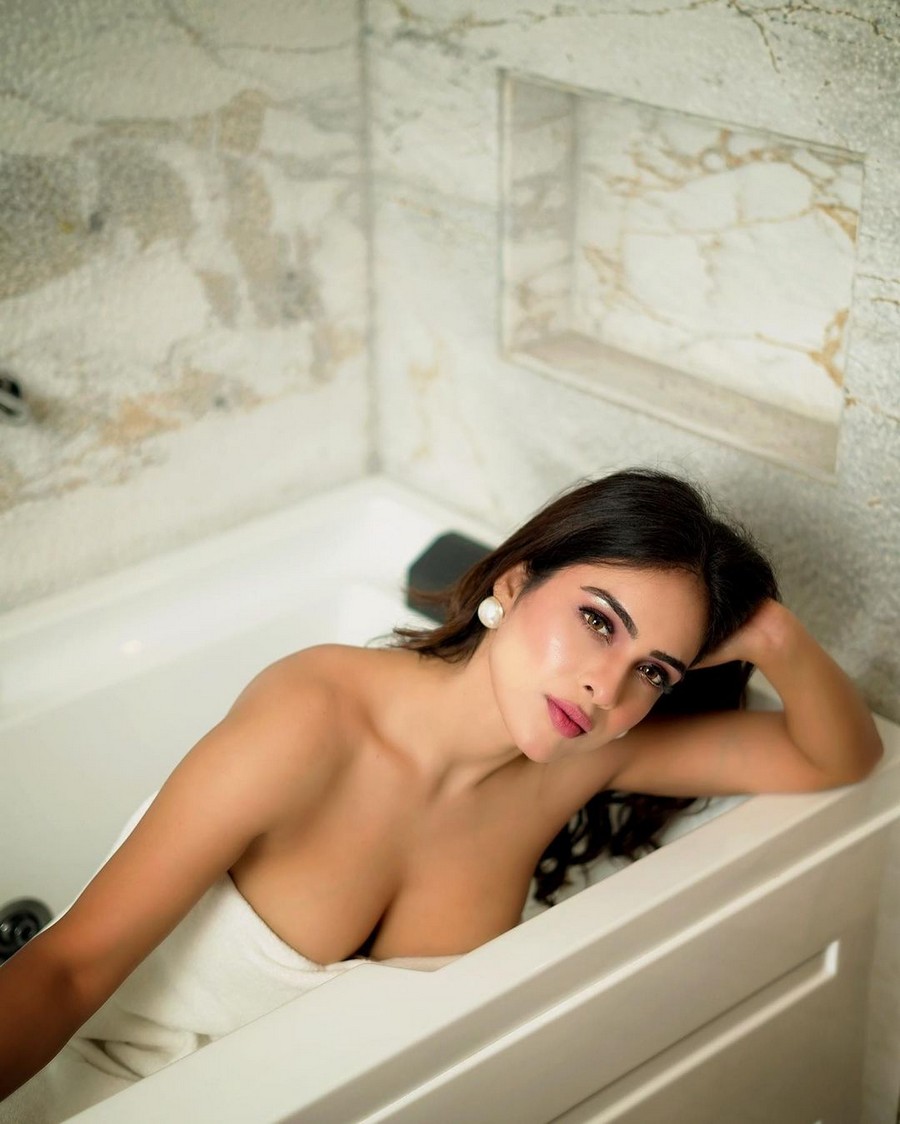 Nehhaa Malik Looks Sexy in Bathtub