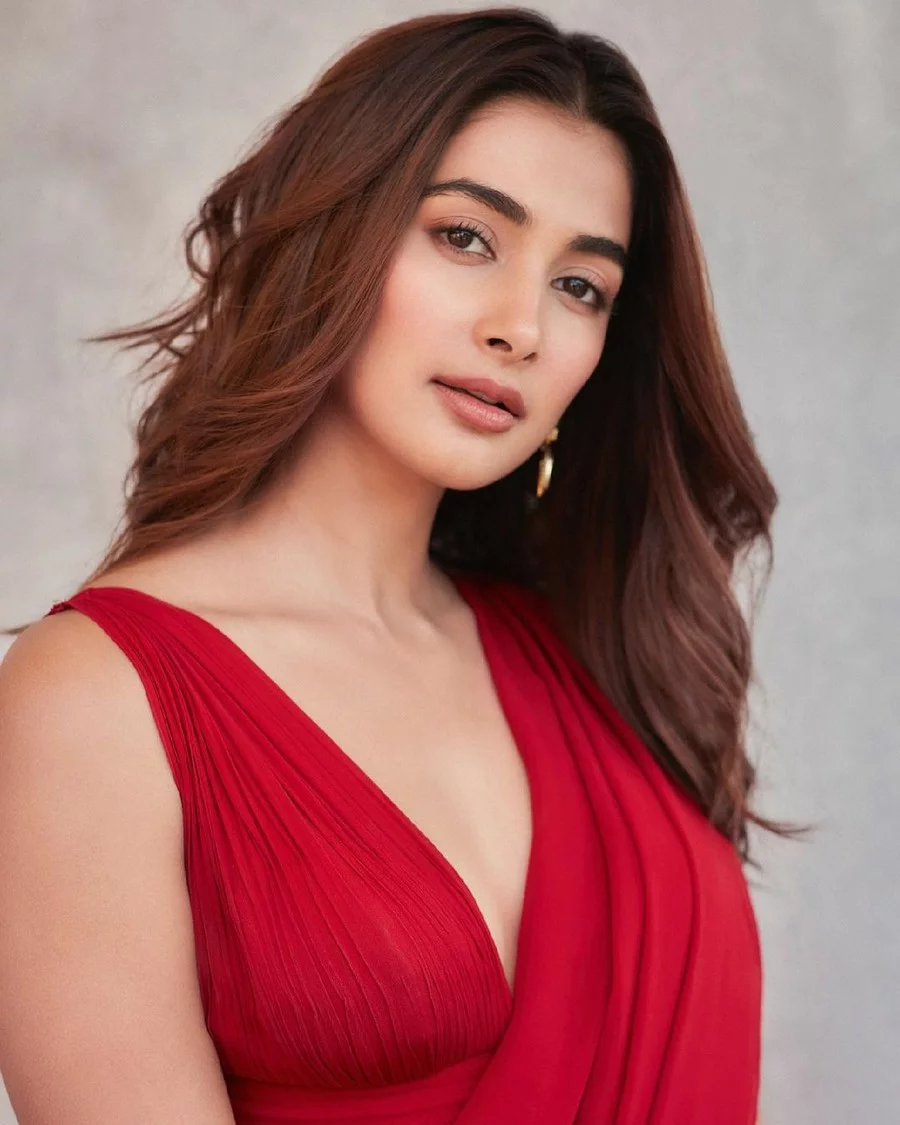 Pooja Hegde Looking Sexy in Red Saree